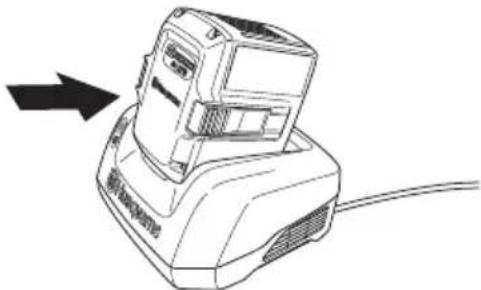 HUSQVARNA 536Li XP - Insérez la batterie dans le chargeur de batterie. - 1