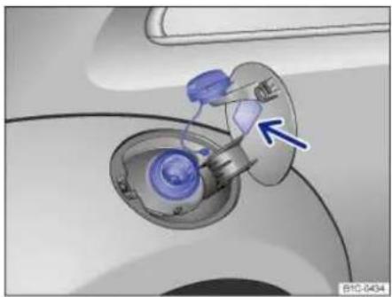 VOLKSWAGEN Beetle (2015) - Refueling - 1