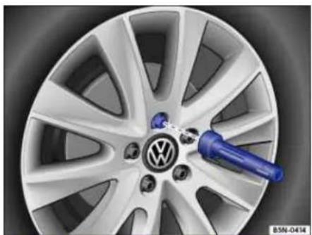 VOLKSWAGEN Beetle (2015) - Changing a wheel - 1
