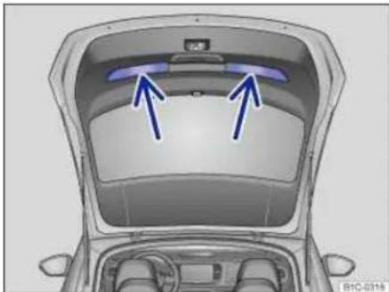 VOLKSWAGEN Beetle (2015) - Closing the rear hatch - 1