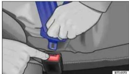VOLKSWAGEN Beetle (2015) - Fastening and unfastening safety belts - 2