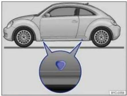 VOLKSWAGEN Beetle (2015) - Lifting the vehicle with the vehicle jack - 1