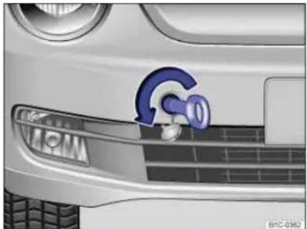 VOLKSWAGEN Beetle (2015) - Installing the front towing eye - 2