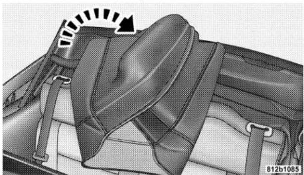 Chrysler PT Cruiser convertible (2005) - Convertible Top Boot Cover Removal and Storage - 3