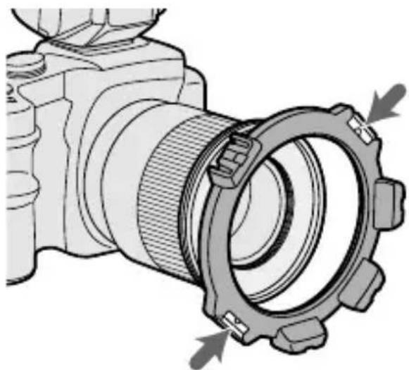 SONY Macro Twin Flash Kit - Tout en appuyant sur les ergots situés de chaque côté du support, placez le support sur l'adaptateur, puis relâchez les deux ergots. - 1