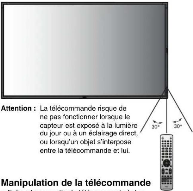Attention : La télécommande risque de ne pas fonctionner lorsque le capteur est exposé à la lumière du jour ou à un éclairage direct, ou lorsqu'un objet s'interpose entre la télécommande et lui. Manipulation de la télécommande • Evitez de asumettre la télécommande à des
