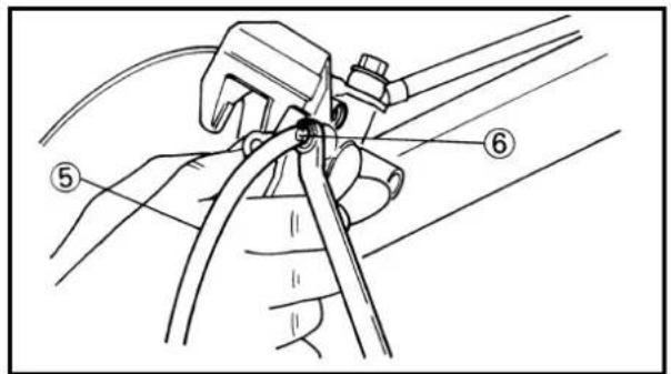 Technical diagram showing a mechanical assembly with labeled parts ⑤ and ⑥, likely illustrating a procedure or assembly step.
