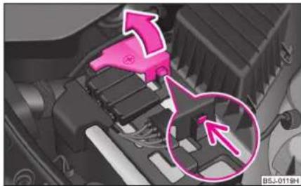 SKODA Fabia (2007) - Remplacement des fusibles sur la batterie - 1