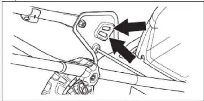 HUSQVARNA LC 141Li - A fogantyúmagasság beállítása - 2