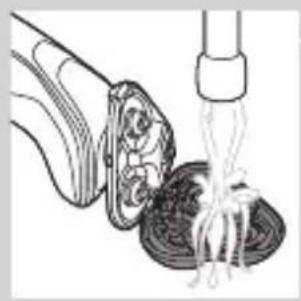 PHILIPS 5000 series S5360 - Cleaning the shaver under the tap - 3