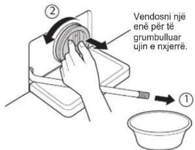 ② Vendosni një enë për të grumbulluar ujin e nxjerrë. ①