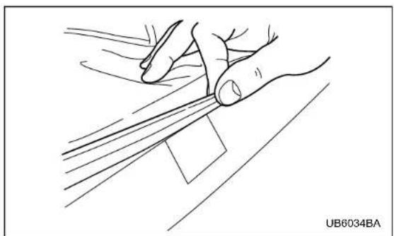 Line drawing of two hands holding a rectangular object on a diagonal line, no text or symbols present