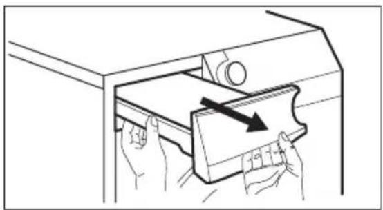 AEG TP5080TW - Svuotamento del contenitore dell'acqua - 1