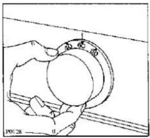 Dessin au trait d'une main tenant un objet circulaire avec un anneau à bride, sur fond uni (sans texte ni symboles).