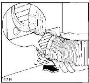 Dessin technique d'un assemblage mécanique avec un composant circulaire et un outil (sans texte ni symboles).