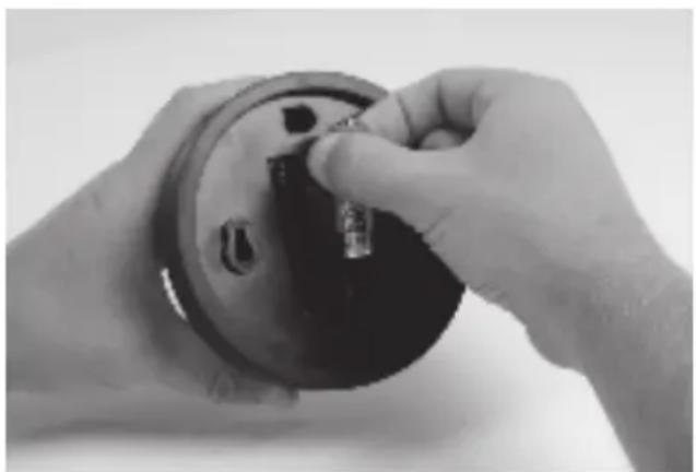 KONIG SEC-DUMMYCAM50 - Plaats de batterijen om de knipperende LED te activeren: - 2