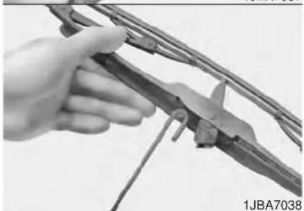 KIA Rio (2016) - CAUTION - Wiper arms - 1