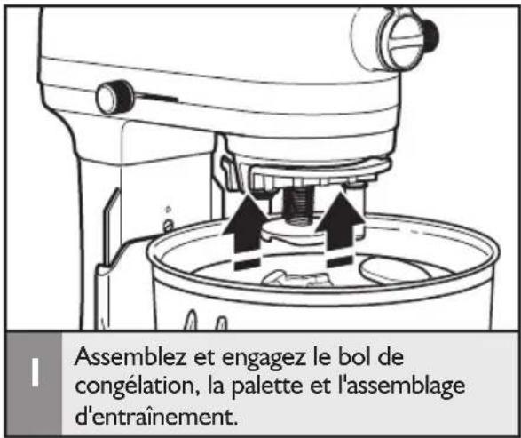 Assemblez et engagez le bol de congélation, la palette et l'assemblage d'entraînement.