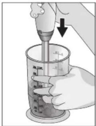 Illustration showing a hand using a pipette to measure liquid in a graduated cylinder, with Chinese text labels and an arrow indicating the process.