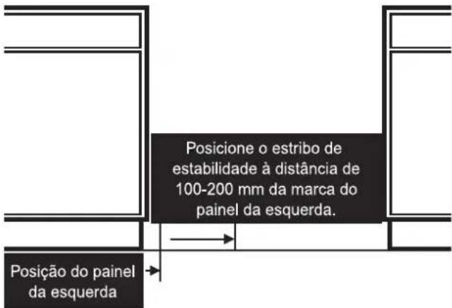 Posicione o estribo de estabilidade à distância de 100-200 mm da marca do painel da esquerda. Posição do painel da esquerda
