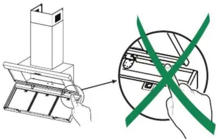 Diagram illustrating a device mounting mechanism with a hand holding a tray and a green prohibition symbol crossed out.