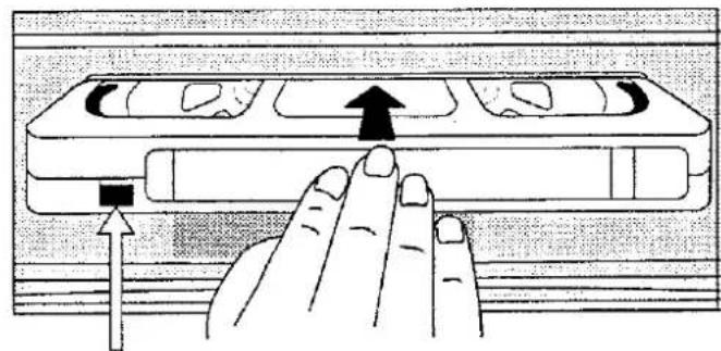 Illustration d'un doigt appuyant sur un panneau d'appareil avec une flèche indiquant le mouvement (sans texte ni symboles).