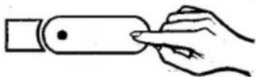 Dessin au trait simple d'une main tenant un objet cylindrique avec un doigt pointé vers lui (sans texte ni symboles).