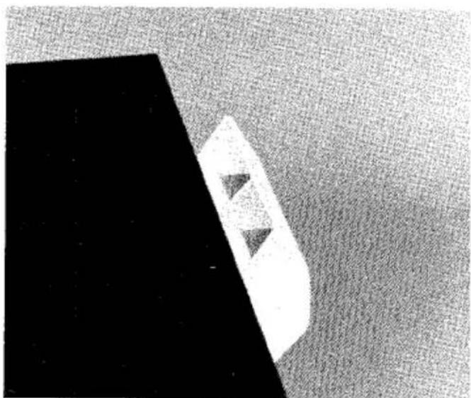 Forme géométrique abstraite en noir et blanc sur fond texturé (sans texte ni symbole).