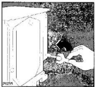Illustration d'une main insérant un petit objet dans un dispositif (aucun texte ou symbole visible)