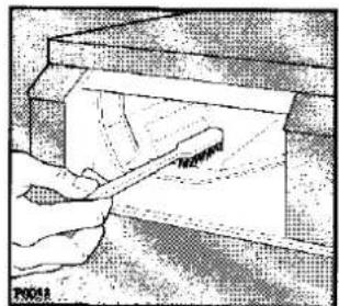 Illustration d'une main utilisant un outil pour couper ou marquer une surface, sans texte ni symbole visible.