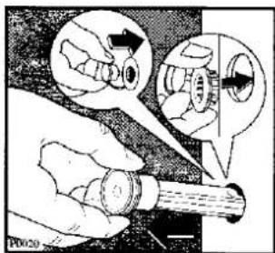 Schéma illustrant un outil mécanique avec des pièces étiquetées et des flèches directionnelles, illustrant probablement un processus ou un assemblage.
