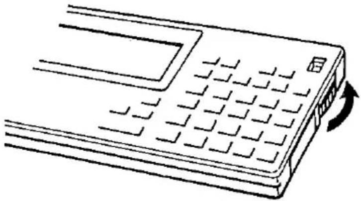 Dessin au trait d'un clavier avec une molette de défilement et une flèche directionnelle (sans texte ni symboles).
