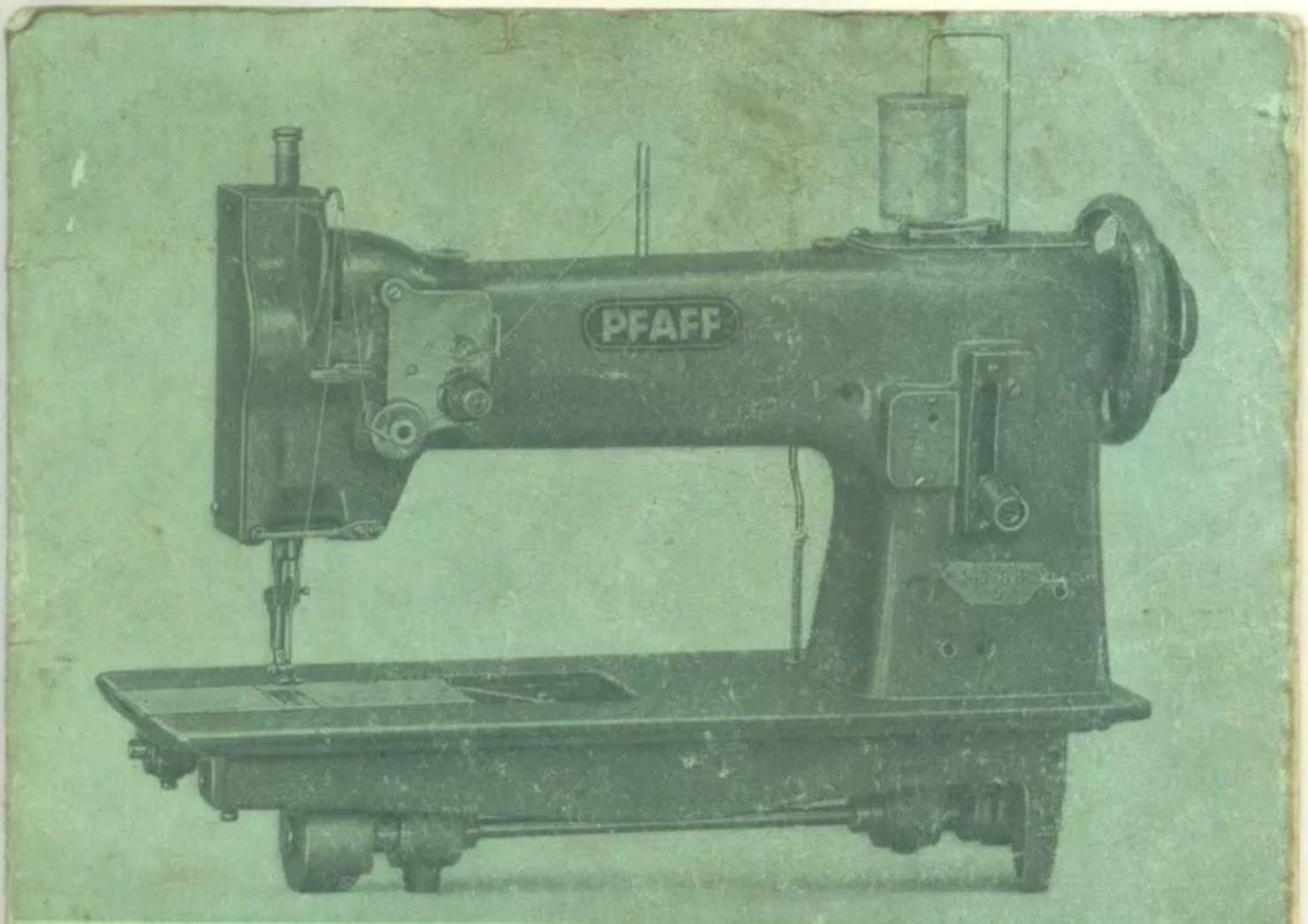 Machine à coudre vintage PFAFF sur un établi, montrée en noir et blanc (aucun texte ou symbole visible sur le corps de l'appareil).