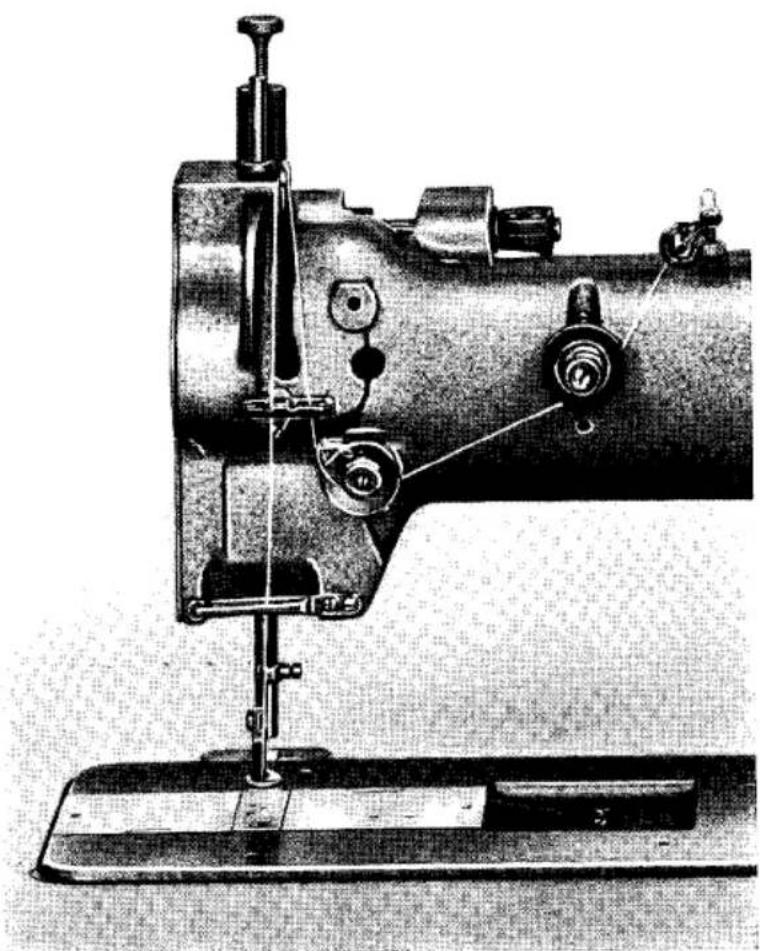 Illustration technique d'une machine à coudre avec des composants mécaniques et une base de montage (sans texte ni symboles visibles).