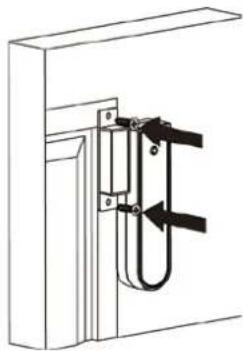 Technical line drawing of a door hinge with a U-shaped clip and directional arrows (no text or symbols)
