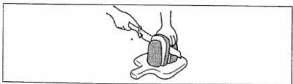 Illustration de mains utilisant un outil pour couper un objet rectangulaire sur une surface (sans texte ni symboles)