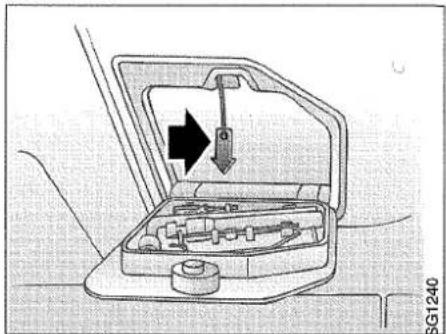 SAAB 9000 (1998) - Emergency opening of the fuel filler flap - 2