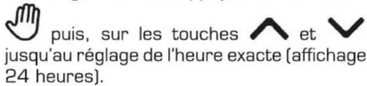 puis, sur les touches ^ et √ jusqu'au réglage de l'heure exacte (affichage 24 heures).