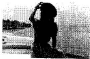 Silhouette d'une personne assise sur un banc, tenant une main près de sa tête (aucun texte ou symbole visible)