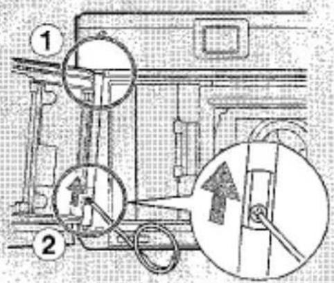 Schéma technique montrant un assemblage mécanique avec des composants numérotés et des flèches directionnelles indiquant les directions de mouvement ou de force.