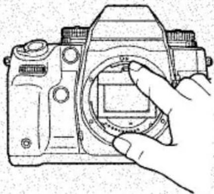 Dessin au trait d'une main tenant un objectif d'appareil photo (sans texte ni symboles)
