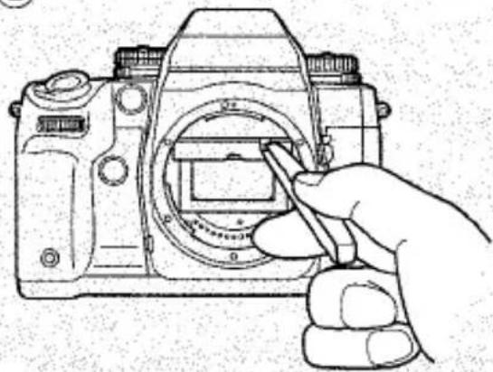 Dessin au trait d'une main utilisant un outil pour ajuster ou installer un module d'appareil photo (sans texte ni symboles visibles)