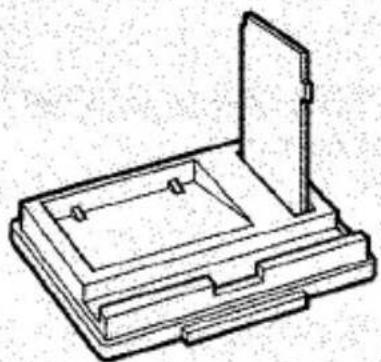 Dessin au trait isométrique d'un composant mécanique avec une base rectangulaire et un dessus ouvert (sans texte ni symboles)