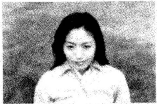 Portrait en noir et blanc d'une femme aux cheveux mi-longs, portant une chemise à col (pas de texte ni de symboles visibles)