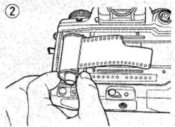 Dessin au trait d'une main insérant un composant dans un objectif d'appareil photo (sans texte ni symboles)
