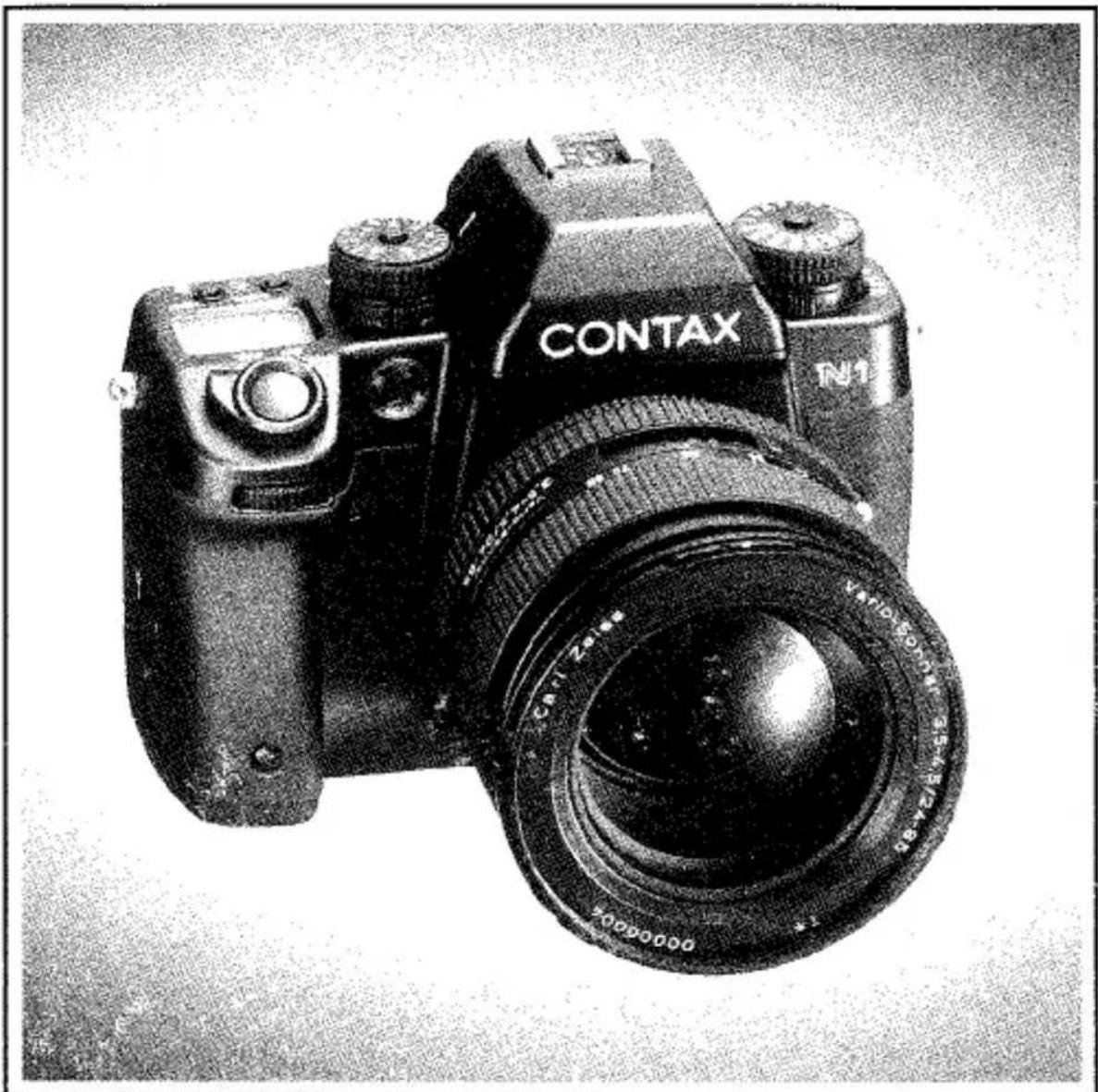 Photographie en noir et blanc d'un appareil photo reflex vintage CONTAX N1 avec objectif et molettes de réglage (aucun texte ou symbole visible sur le boîtier).