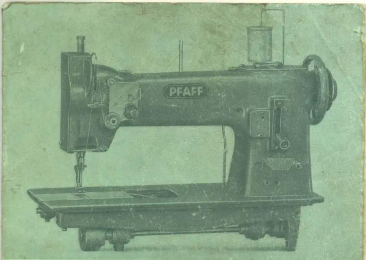 Machine à coudre vintage PFAFF sur un établi, sans texte ni symbole visible sur l'appareil lui-même.