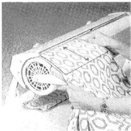 Gros plan sur un composant mécanique avec une surface texturée et des motifs circulaires (sans texte ni symbole visible).