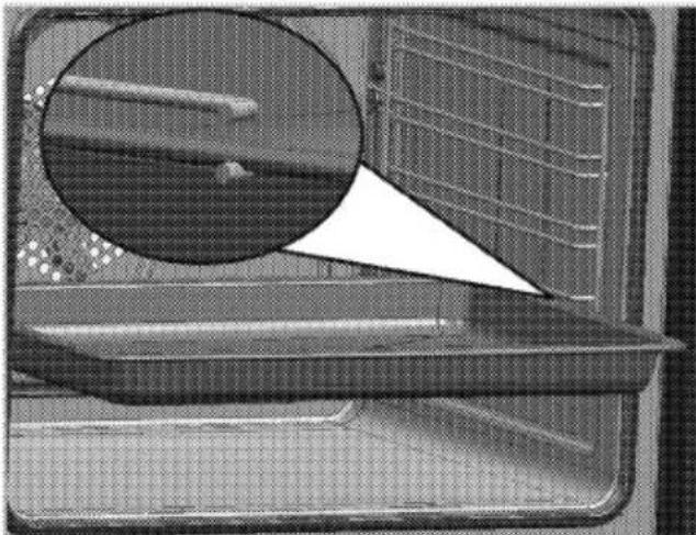 LEISURE Cookmaster CK110F332 - Het rooster en de plaat correct op de draadrekken plaatsen - 2