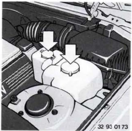 Schéma d'assemblage mécanique montrant un moteur de voiture avec deux flèches vers le bas indiquant des composants (aucun texte ou symbole présent).